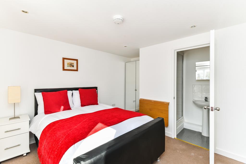 Riverbank Stay London Eksteriør billede